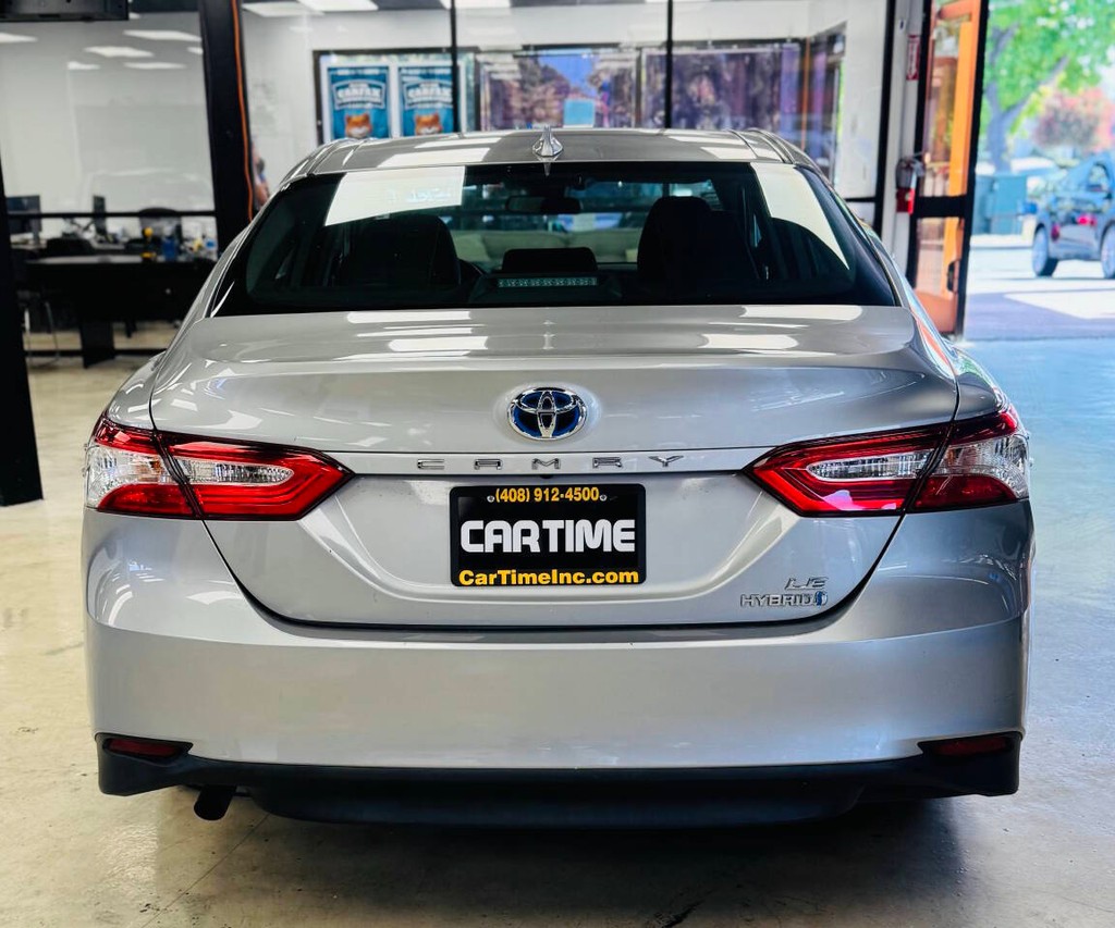 Toyota Camry Hybrid Vehicle Full-screen Gallery Image 07