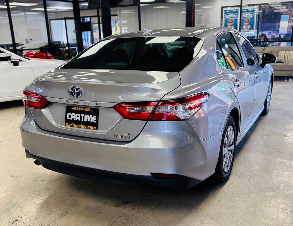 Toyota Camry Hybrid Vehicle Full-screen Gallery Image 08