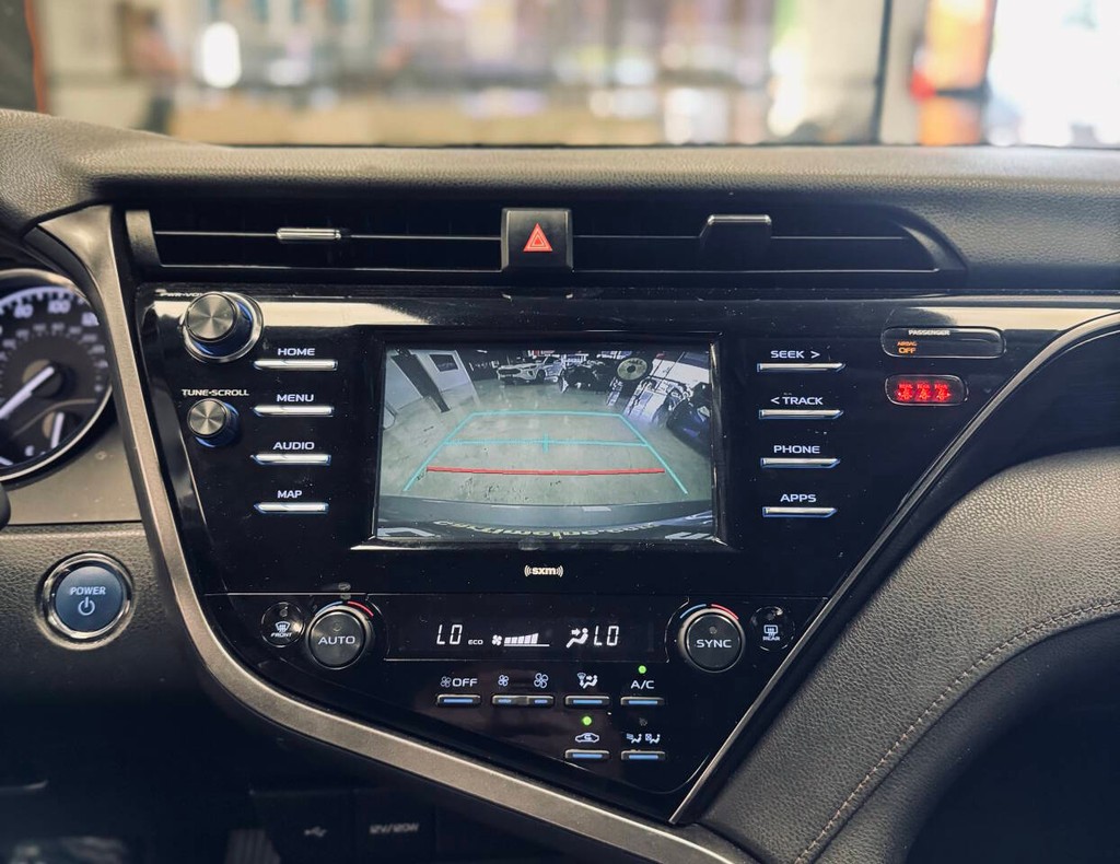 Toyota Camry Hybrid Vehicle Full-screen Gallery Image 10