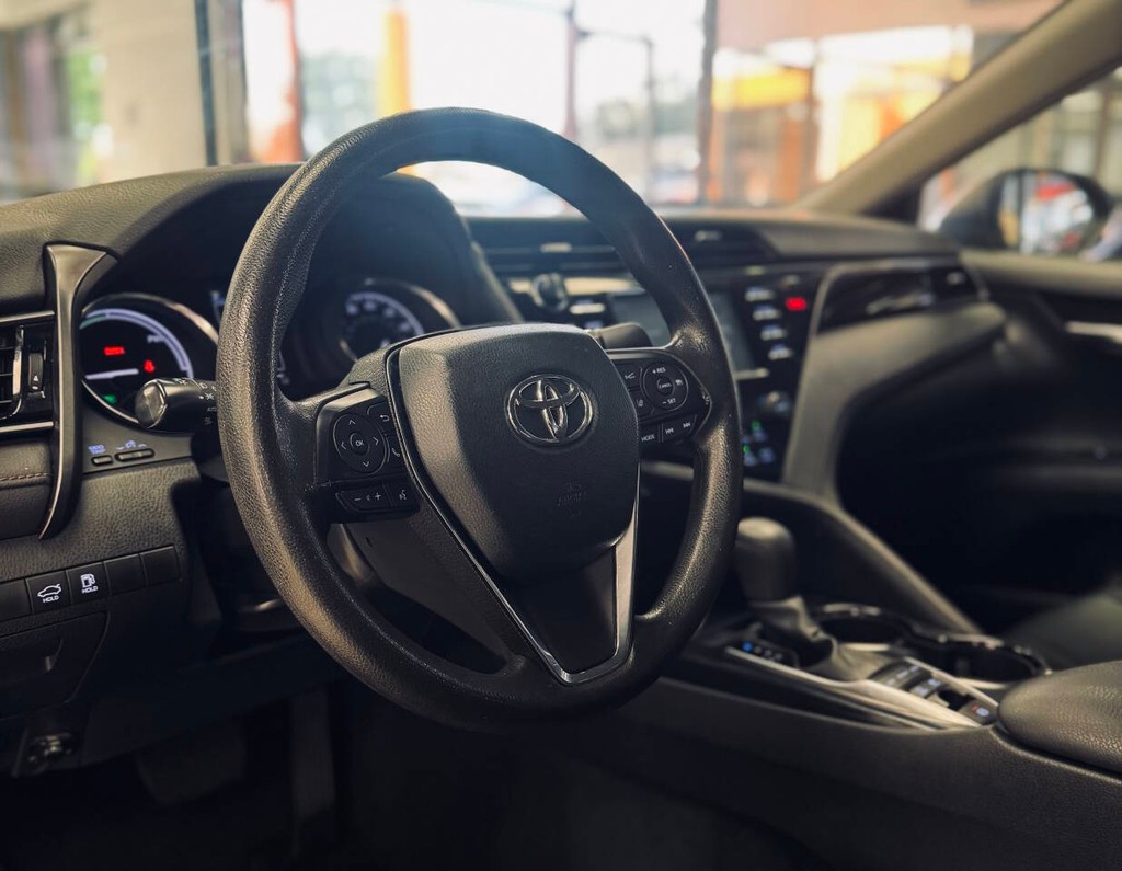 Toyota Camry Hybrid Vehicle Full-screen Gallery Image 11