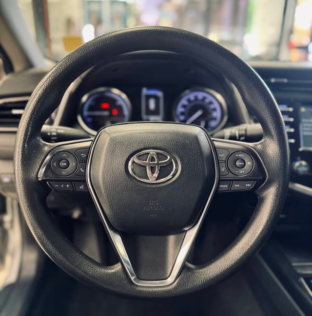 Toyota Camry Hybrid Vehicle Full-screen Gallery Image 09