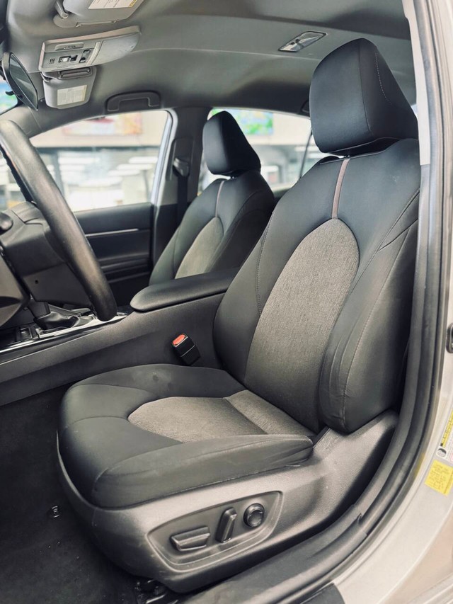 Toyota Camry Hybrid Vehicle Full-screen Gallery Image 12