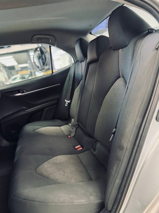 Toyota Camry Hybrid Vehicle Full-screen Gallery Image 13