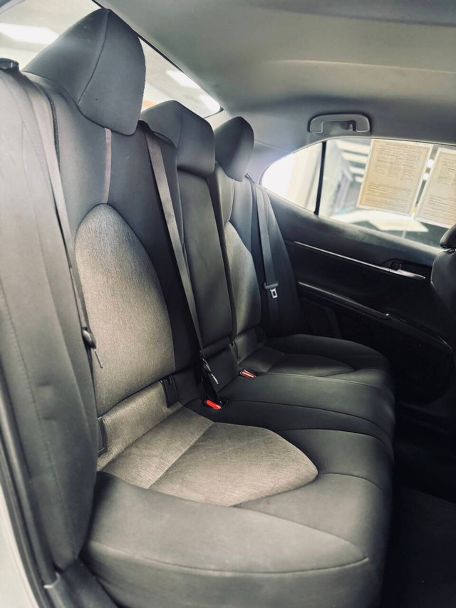 Toyota Camry Hybrid Vehicle Full-screen Gallery Image 14