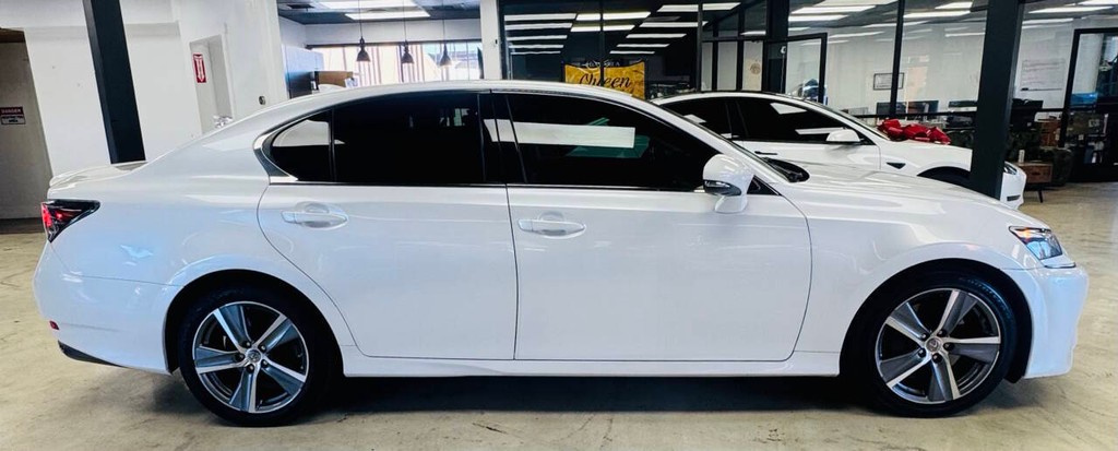 Lexus GS 350 Vehicle Full-screen Gallery Image 05