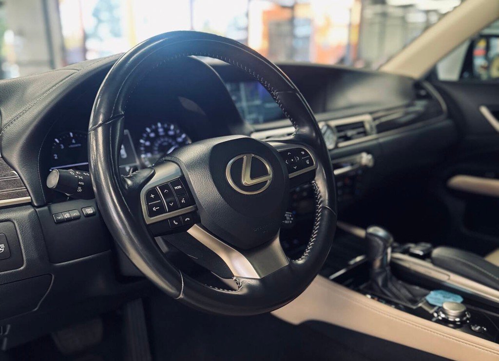 Lexus GS 350 Vehicle Full-screen Gallery Image 10