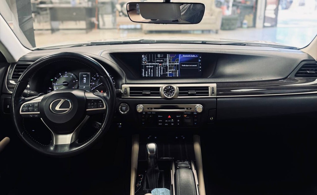 Lexus GS 350 Vehicle Full-screen Gallery Image 11