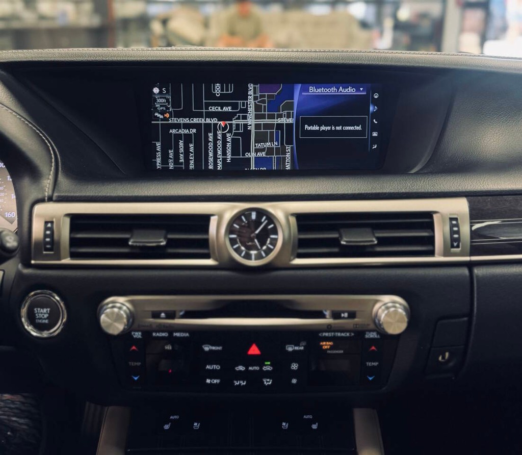 Lexus GS 350 Vehicle Full-screen Gallery Image 12