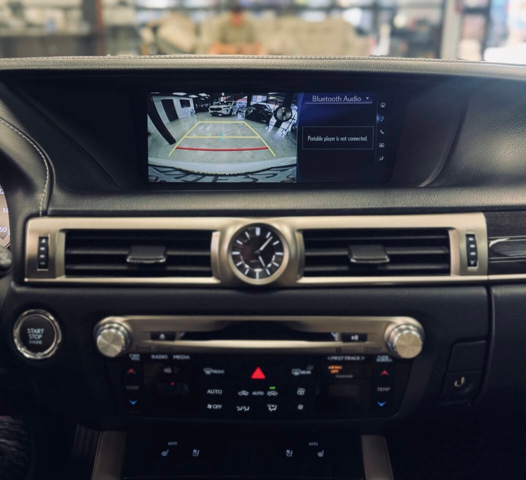 Lexus GS 350 Vehicle Full-screen Gallery Image 13