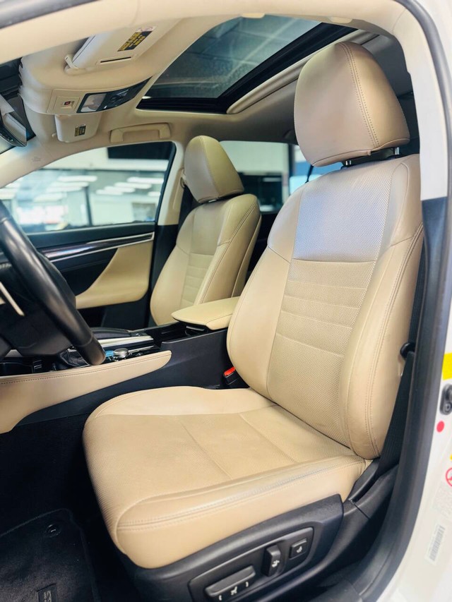 Lexus GS 350 Vehicle Full-screen Gallery Image 14