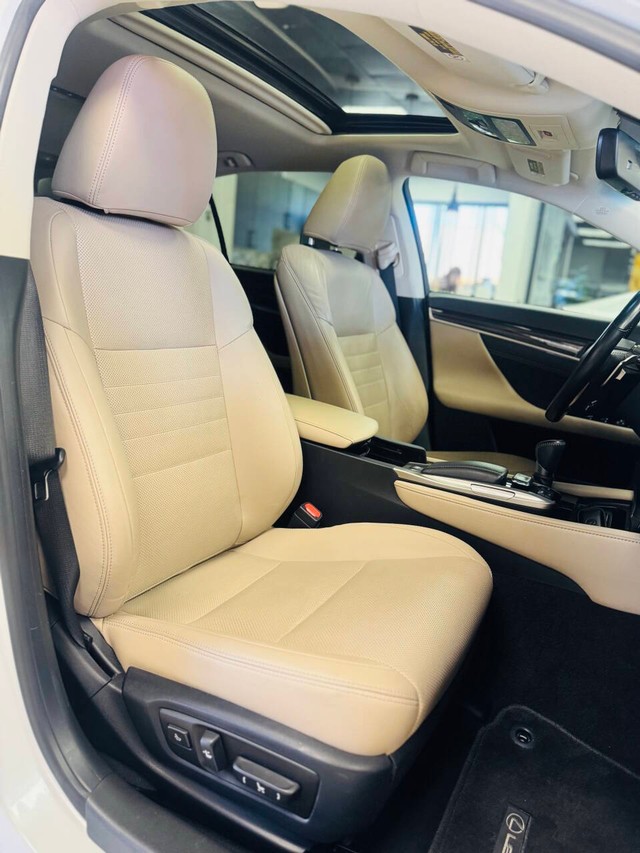 Lexus GS 350 Vehicle Full-screen Gallery Image 16