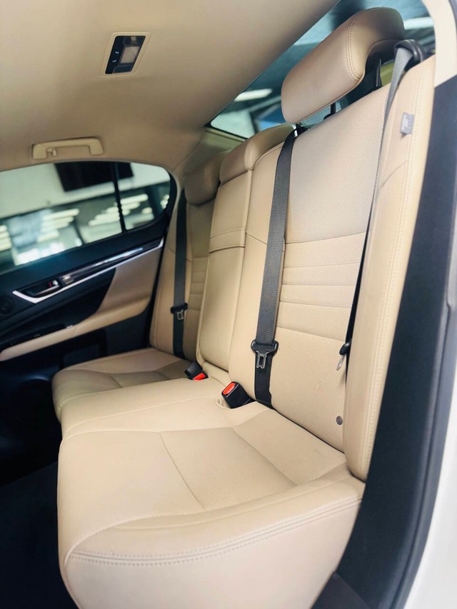 Lexus GS 350 Vehicle Full-screen Gallery Image 17