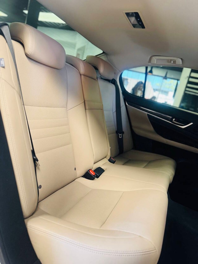 Lexus GS 350 Vehicle Full-screen Gallery Image 18