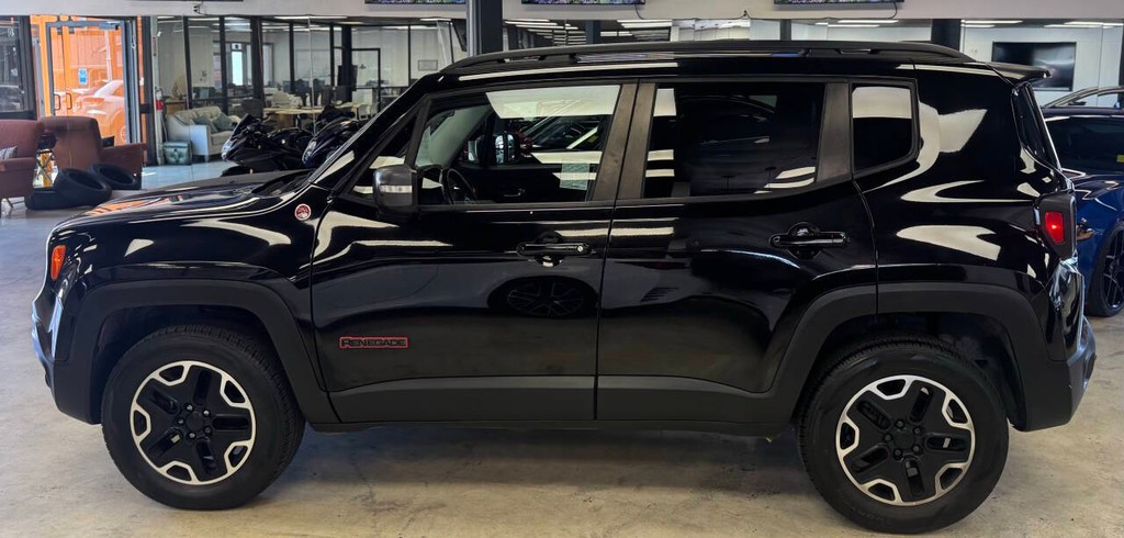 Jeep Renegade Vehicle Full-screen Gallery Image 06