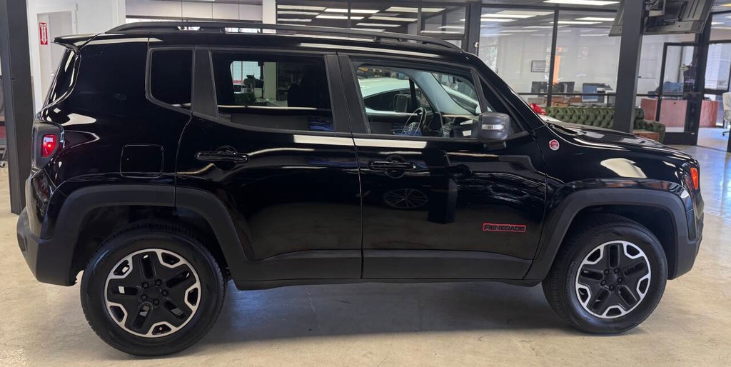 Jeep Renegade Vehicle Full-screen Gallery Image 07