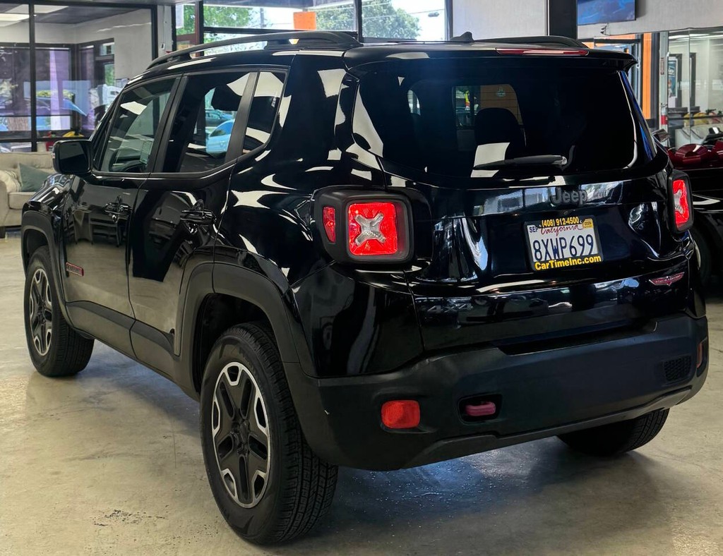 Jeep Renegade Vehicle Full-screen Gallery Image 11