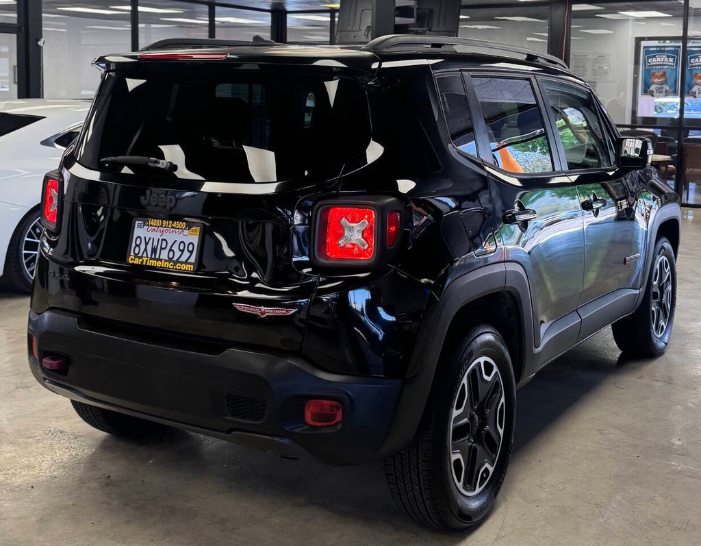 Jeep Renegade Vehicle Full-screen Gallery Image 12