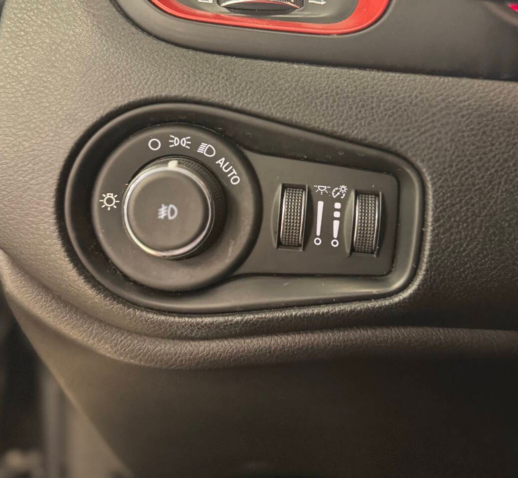 Jeep Renegade Vehicle Full-screen Gallery Image 14