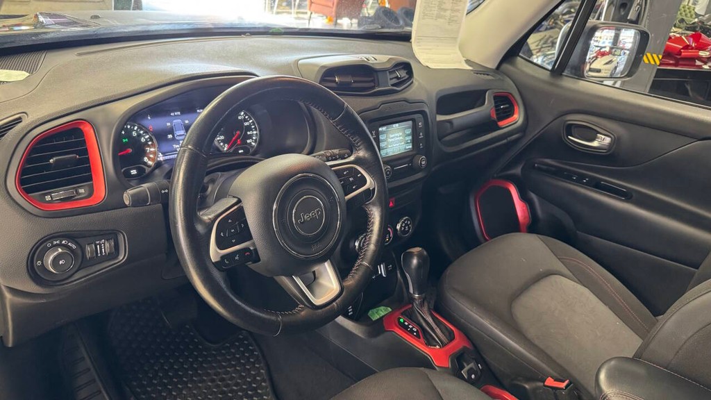 Jeep Renegade Vehicle Full-screen Gallery Image 17