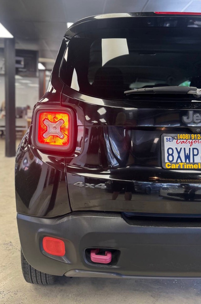 Jeep Renegade Vehicle Full-screen Gallery Image 08