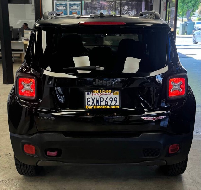 Jeep Renegade Vehicle Full-screen Gallery Image 09