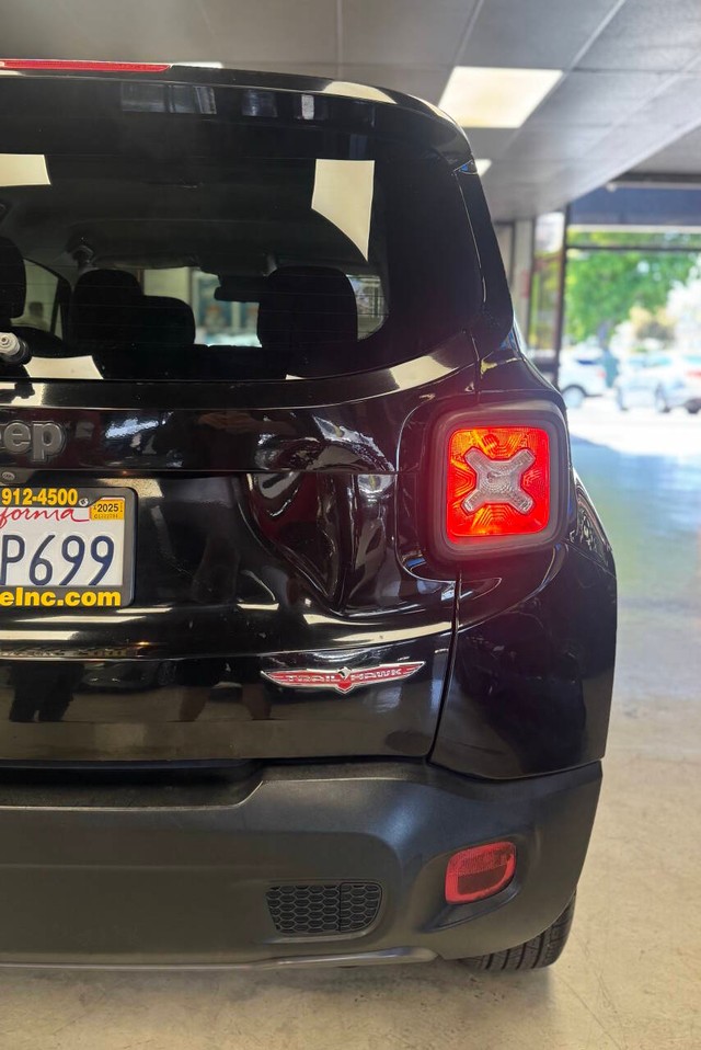 Jeep Renegade Vehicle Full-screen Gallery Image 10