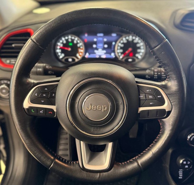 Jeep Renegade Vehicle Full-screen Gallery Image 13