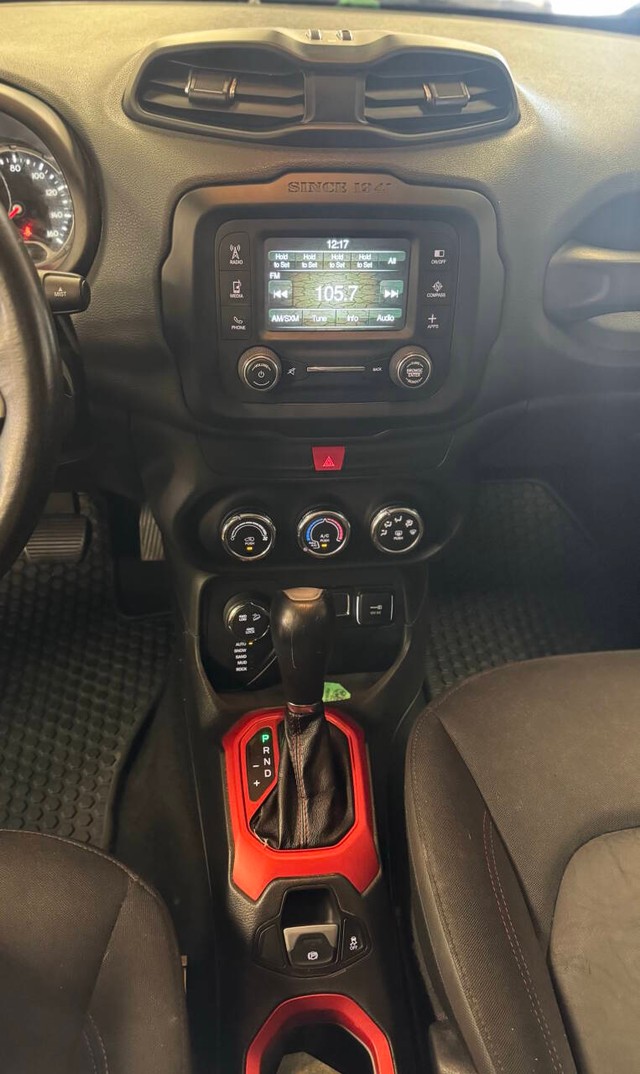 Jeep Renegade Vehicle Full-screen Gallery Image 16