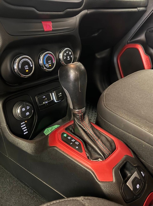 Jeep Renegade Vehicle Full-screen Gallery Image 18