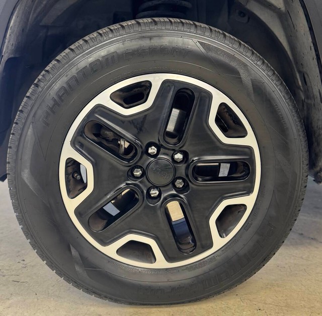 Jeep Renegade Vehicle Full-screen Gallery Image 19