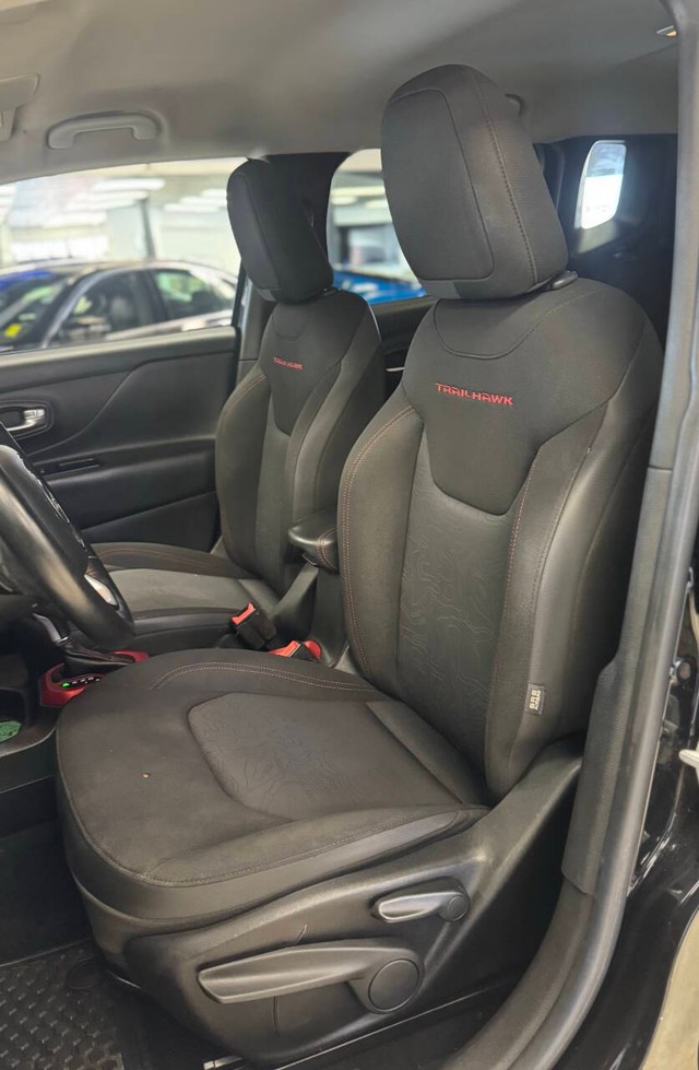 Jeep Renegade Vehicle Full-screen Gallery Image 20