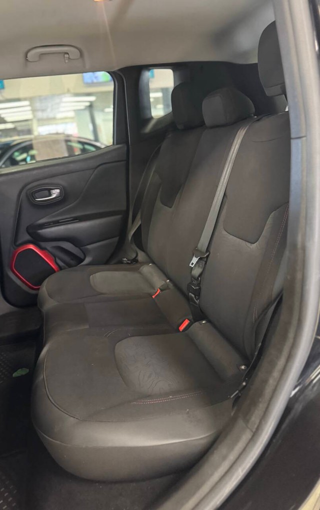 Jeep Renegade Vehicle Full-screen Gallery Image 21