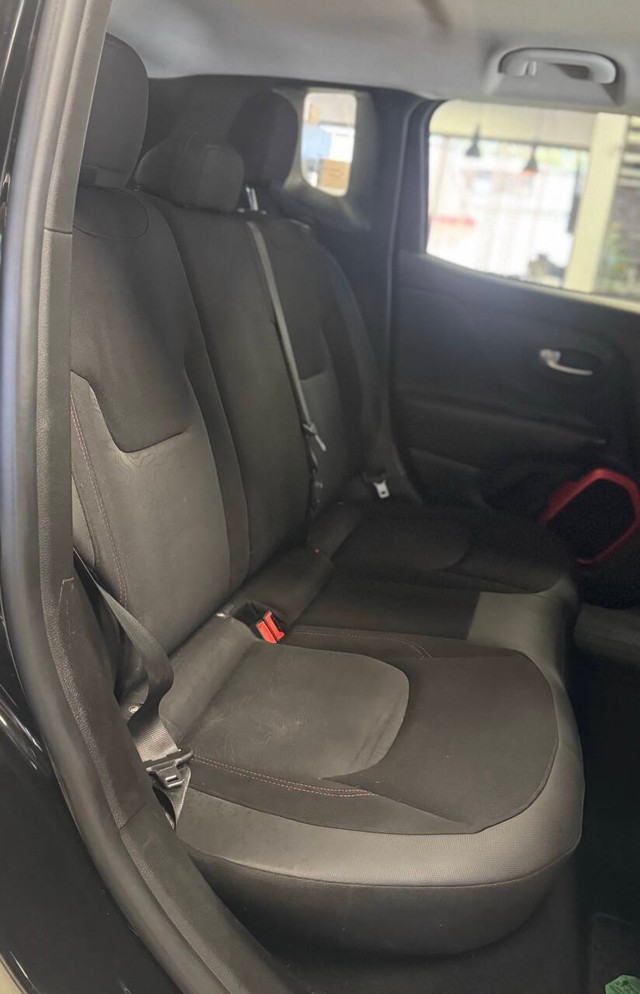 Jeep Renegade Vehicle Full-screen Gallery Image 22