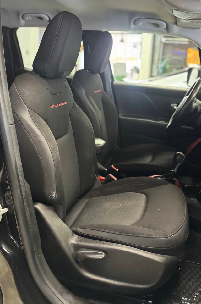 Jeep Renegade Vehicle Full-screen Gallery Image 23