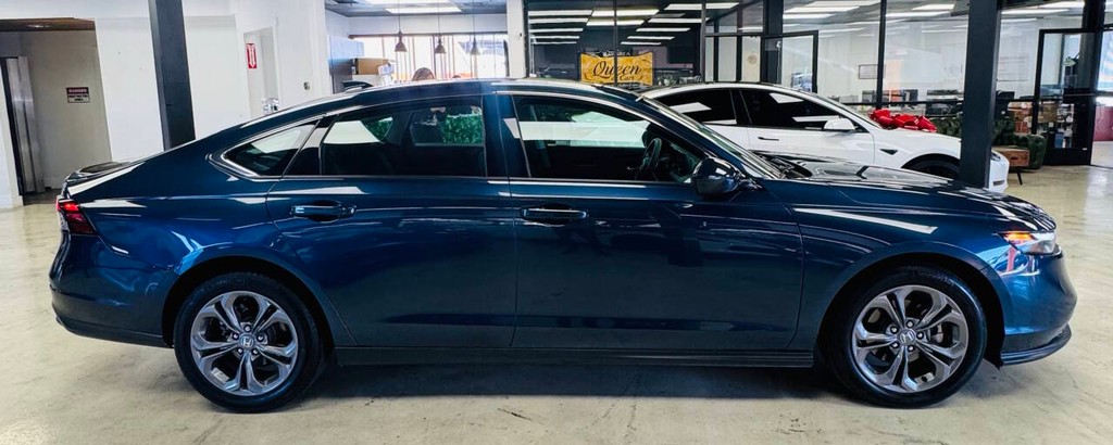 Honda Accord Sedan Vehicle Full-screen Gallery Image 05