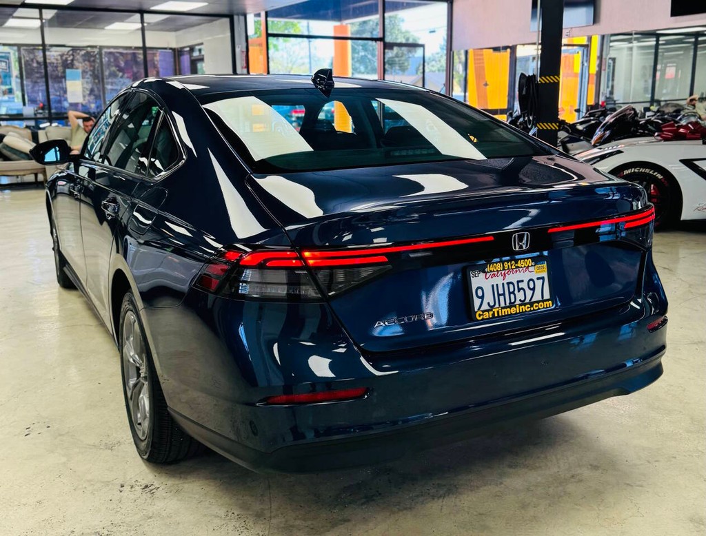 Honda Accord Sedan Vehicle Full-screen Gallery Image 06