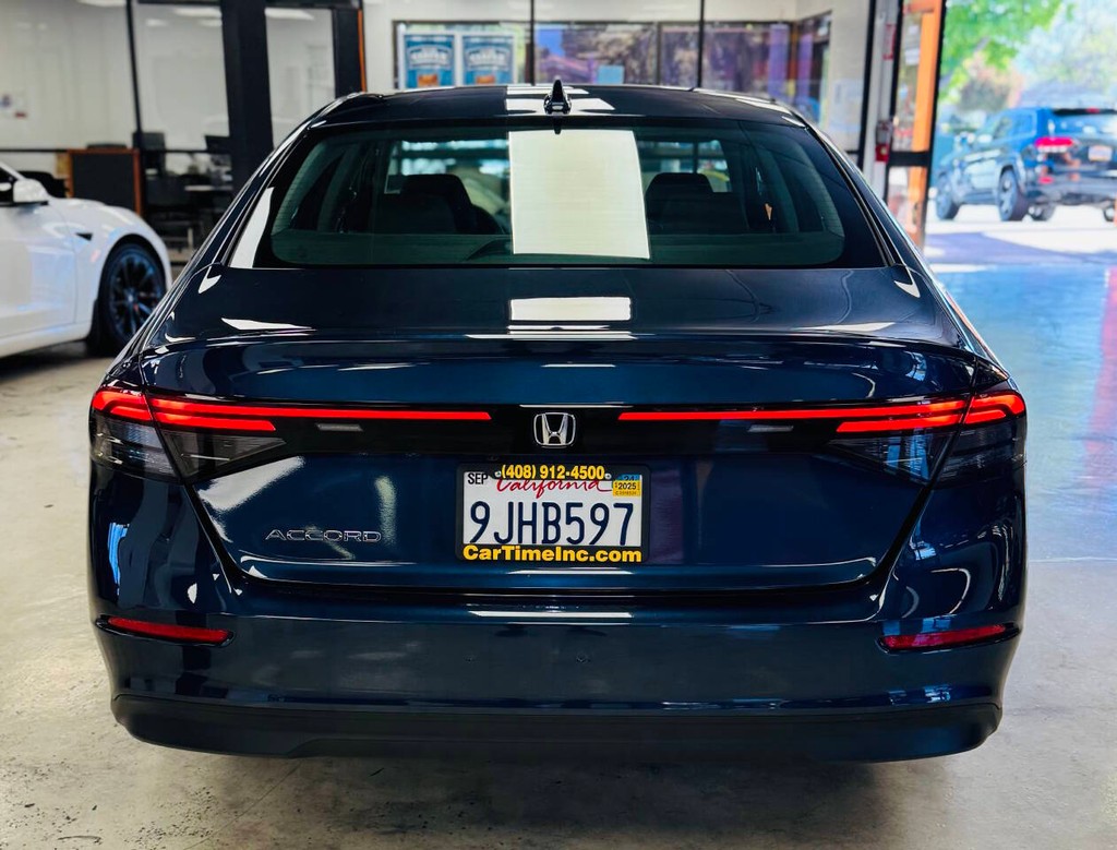 Honda Accord Sedan Vehicle Full-screen Gallery Image 07