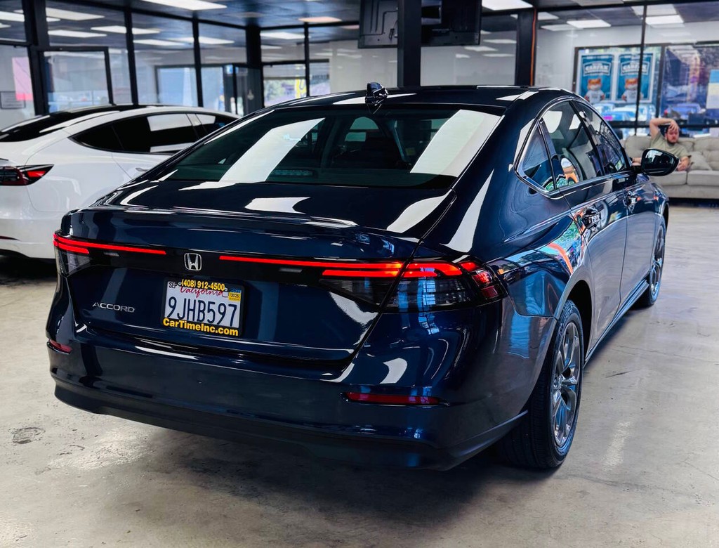 Honda Accord Sedan Vehicle Full-screen Gallery Image 08