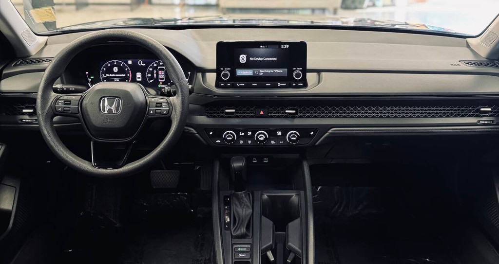 Honda Accord Sedan Vehicle Full-screen Gallery Image 10