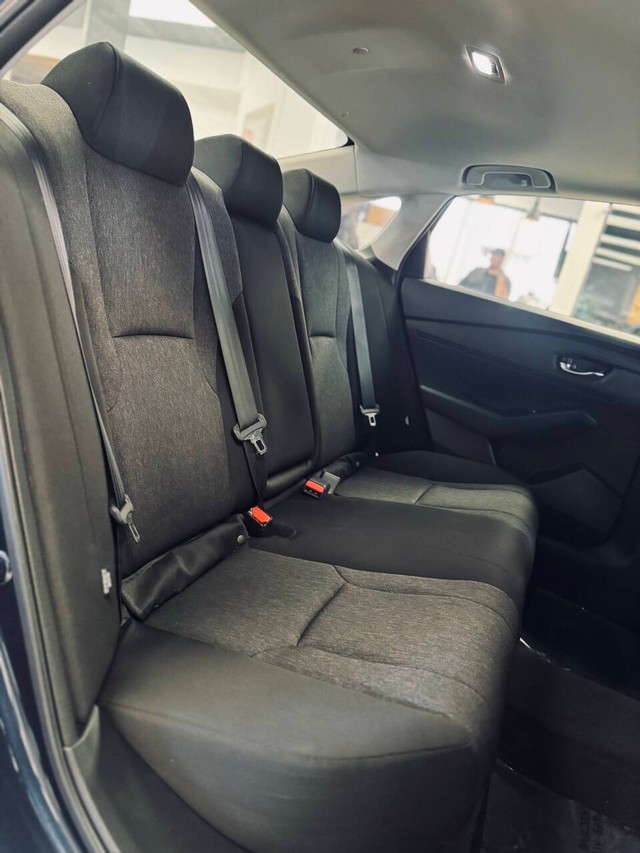 Honda Accord Sedan Vehicle Full-screen Gallery Image 15