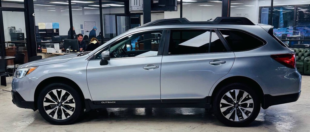 Subaru Outback Vehicle Full-screen Gallery Image 02