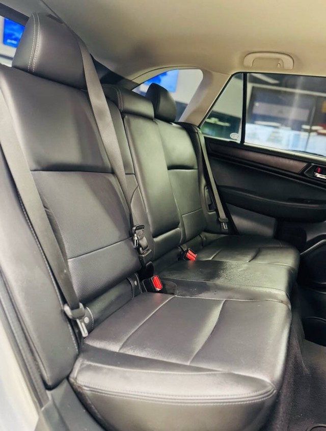 Subaru Outback Vehicle Full-screen Gallery Image 16