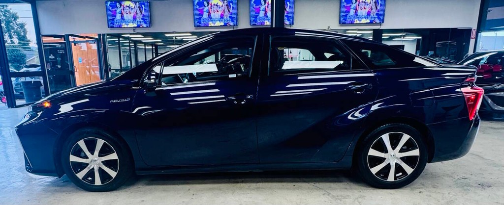 Toyota Mirai Vehicle Full-screen Gallery Image 07