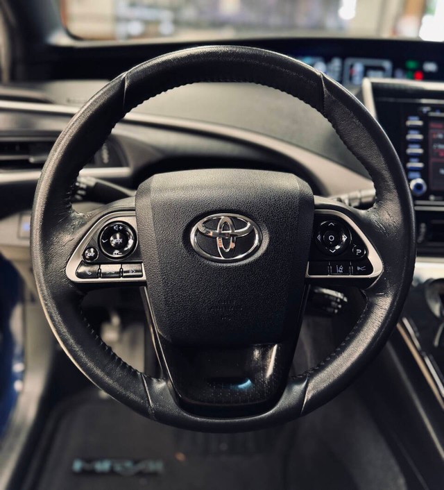 Toyota Mirai Vehicle Full-screen Gallery Image 09