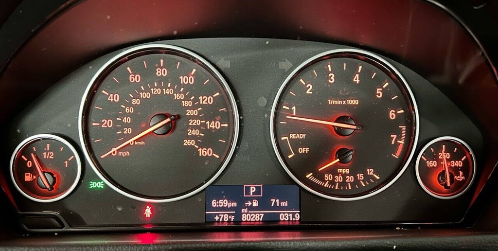 BMW 4 Series Vehicle Full-screen Gallery Image 24