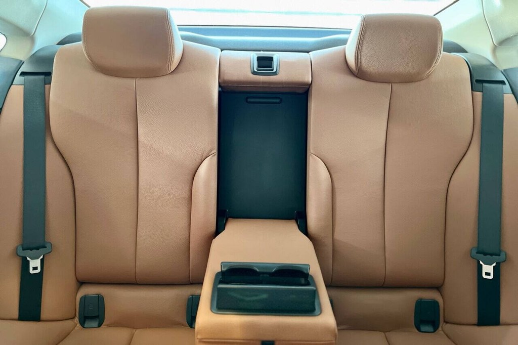 BMW 4 Series Vehicle Full-screen Gallery Image 37