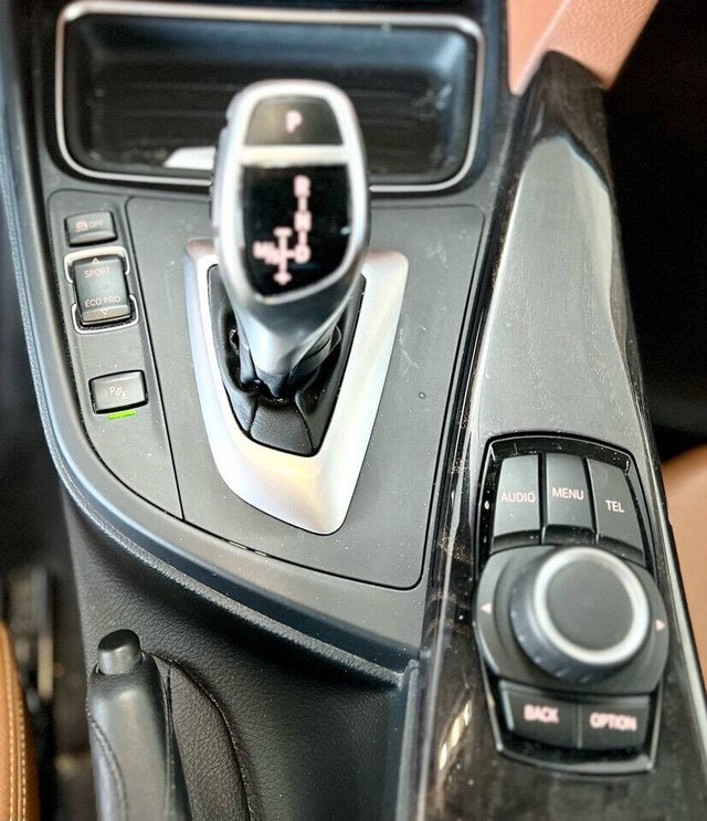 BMW 4 Series Vehicle Full-screen Gallery Image 26