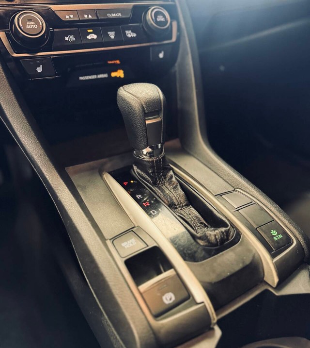 Honda Civic Hatchback Vehicle Full-screen Gallery Image 12