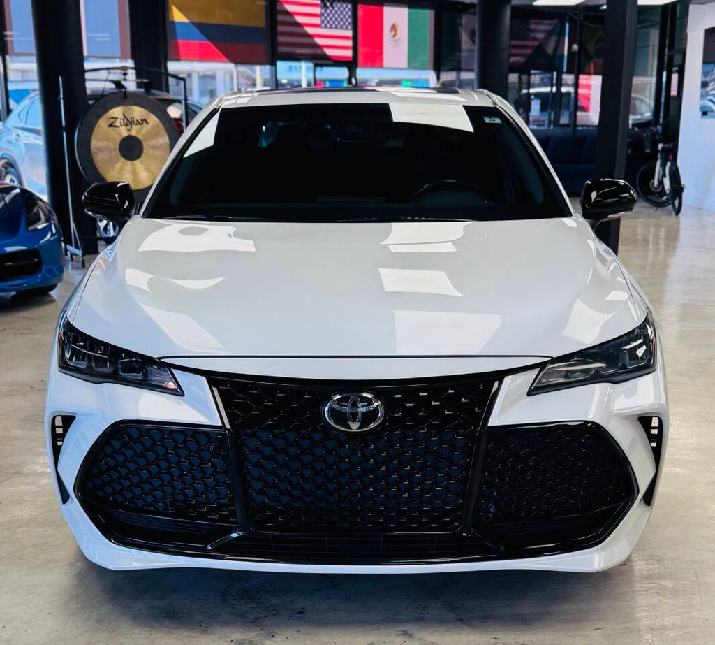 Toyota Avalon Vehicle Full-screen Gallery Image 02