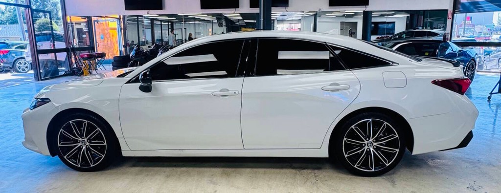 Toyota Avalon Vehicle Full-screen Gallery Image 03